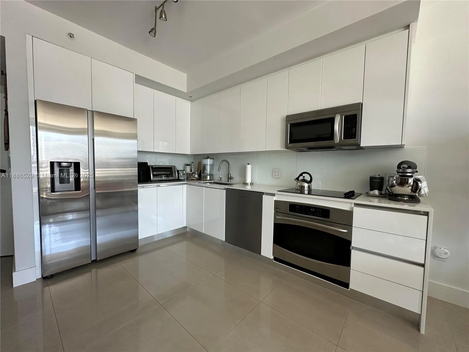 1Q. JKL,M SW 3rd St, #1603