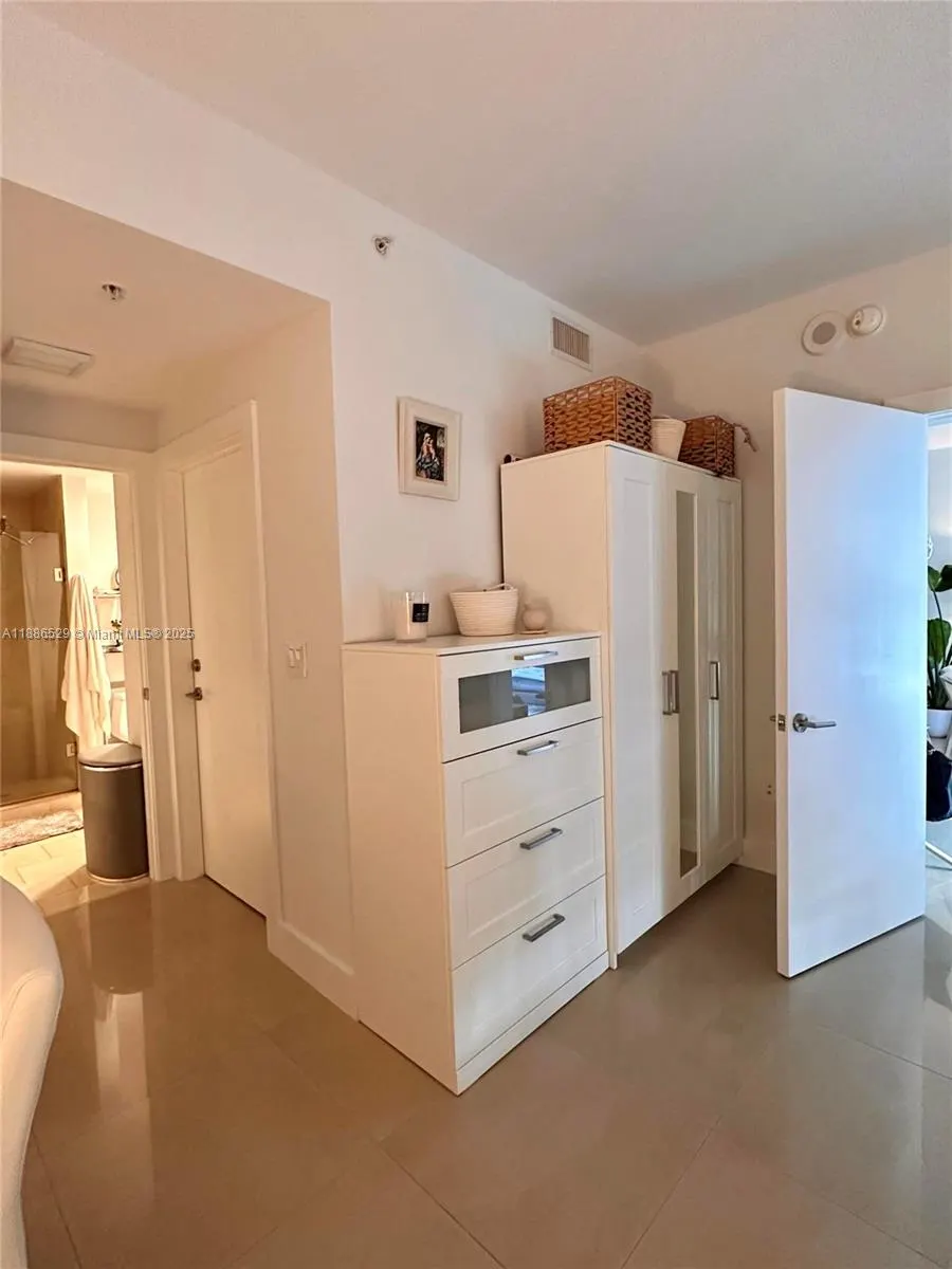1Q. JKL,M SW 3rd St, #1603