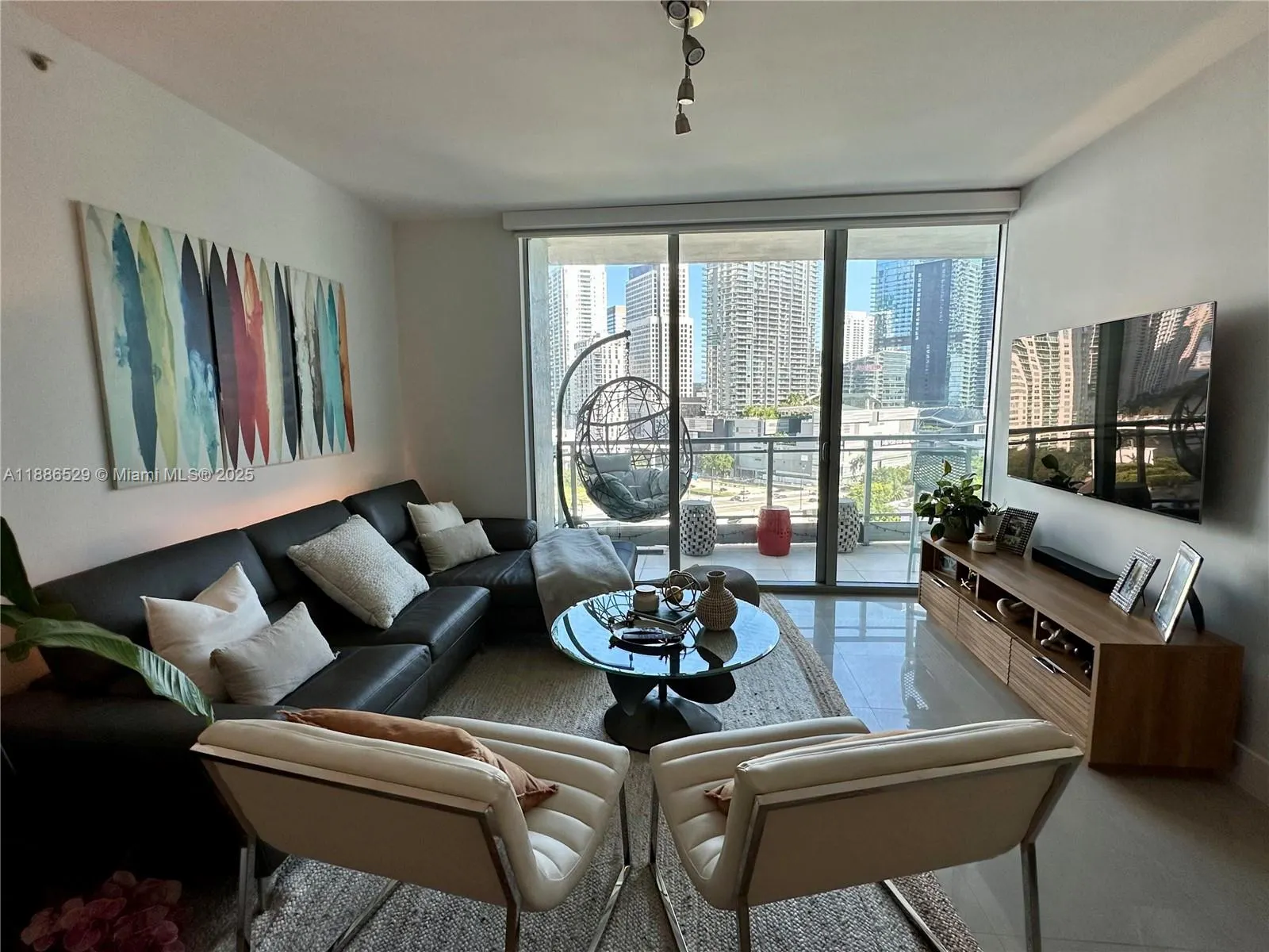 1Q. JKL,M SW 3rd St, #1603