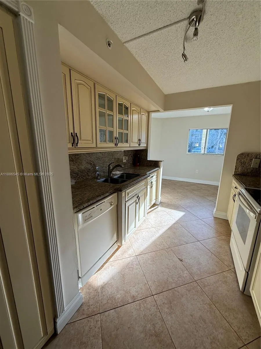 900 SW 142nd Ave, #101L