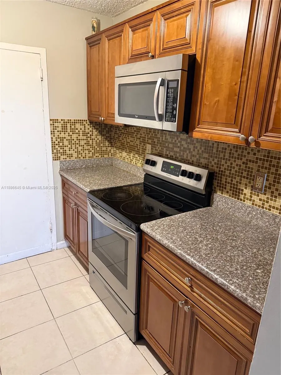 2000 NE 135th St, #403