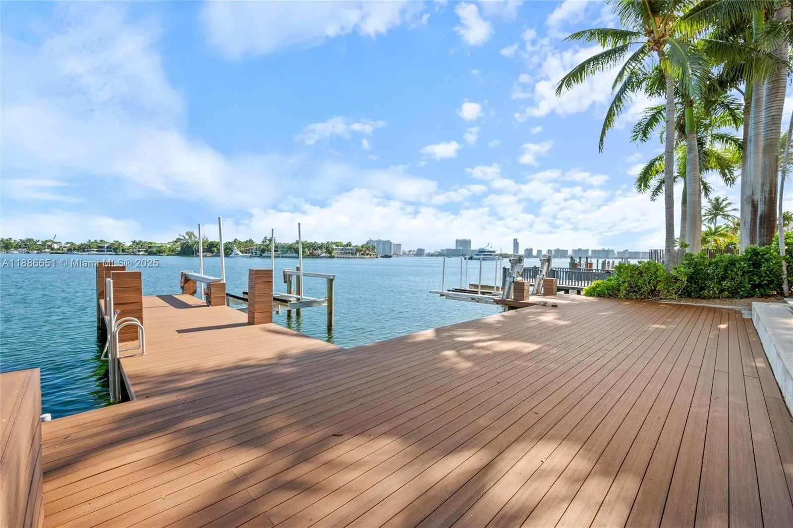305 N Hibiscus Dr