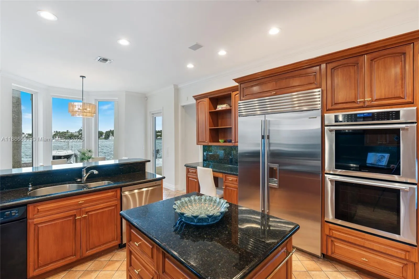 305 N Hibiscus Dr