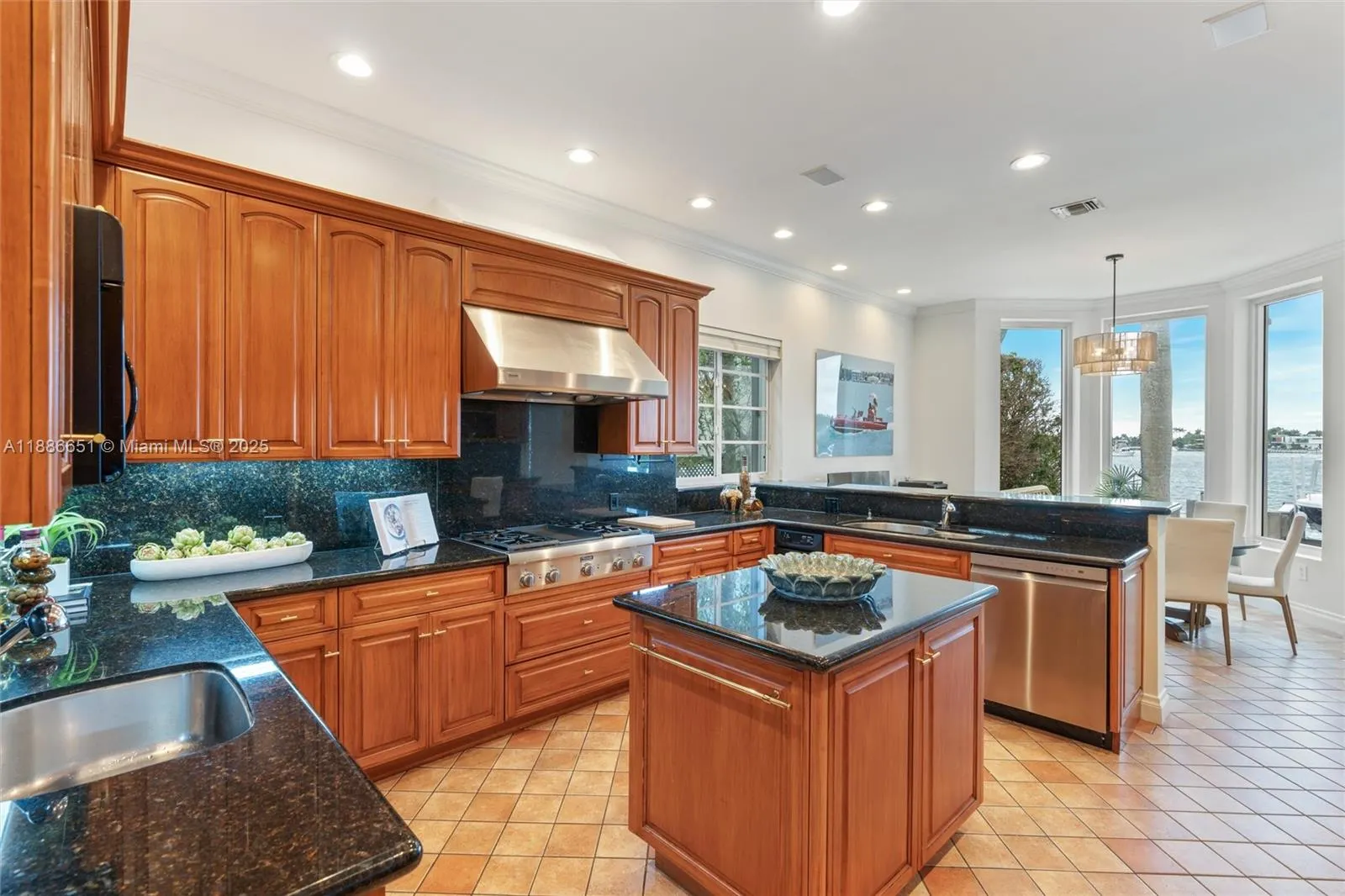 305 N Hibiscus Dr