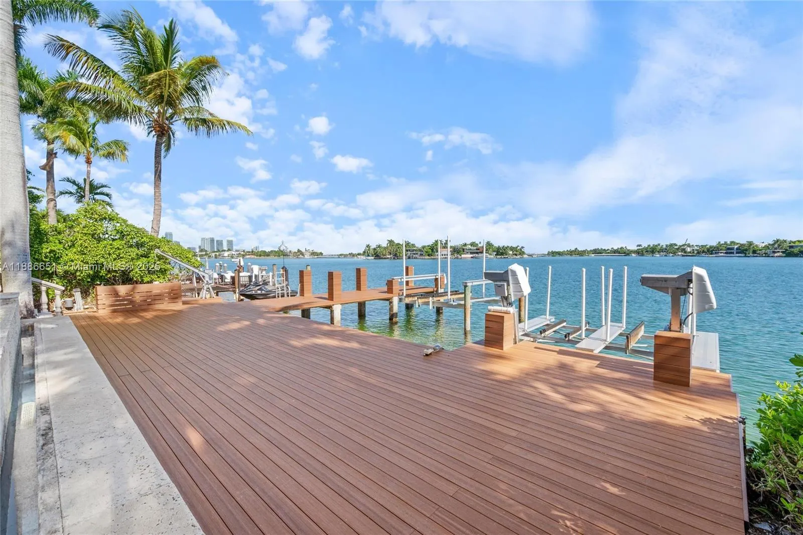 305 N Hibiscus Dr
