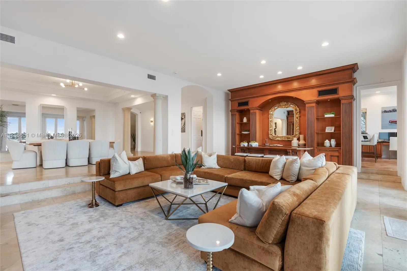 305 N Hibiscus Dr