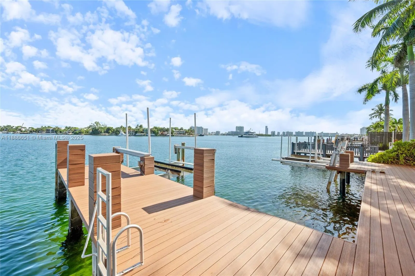 305 N Hibiscus Dr