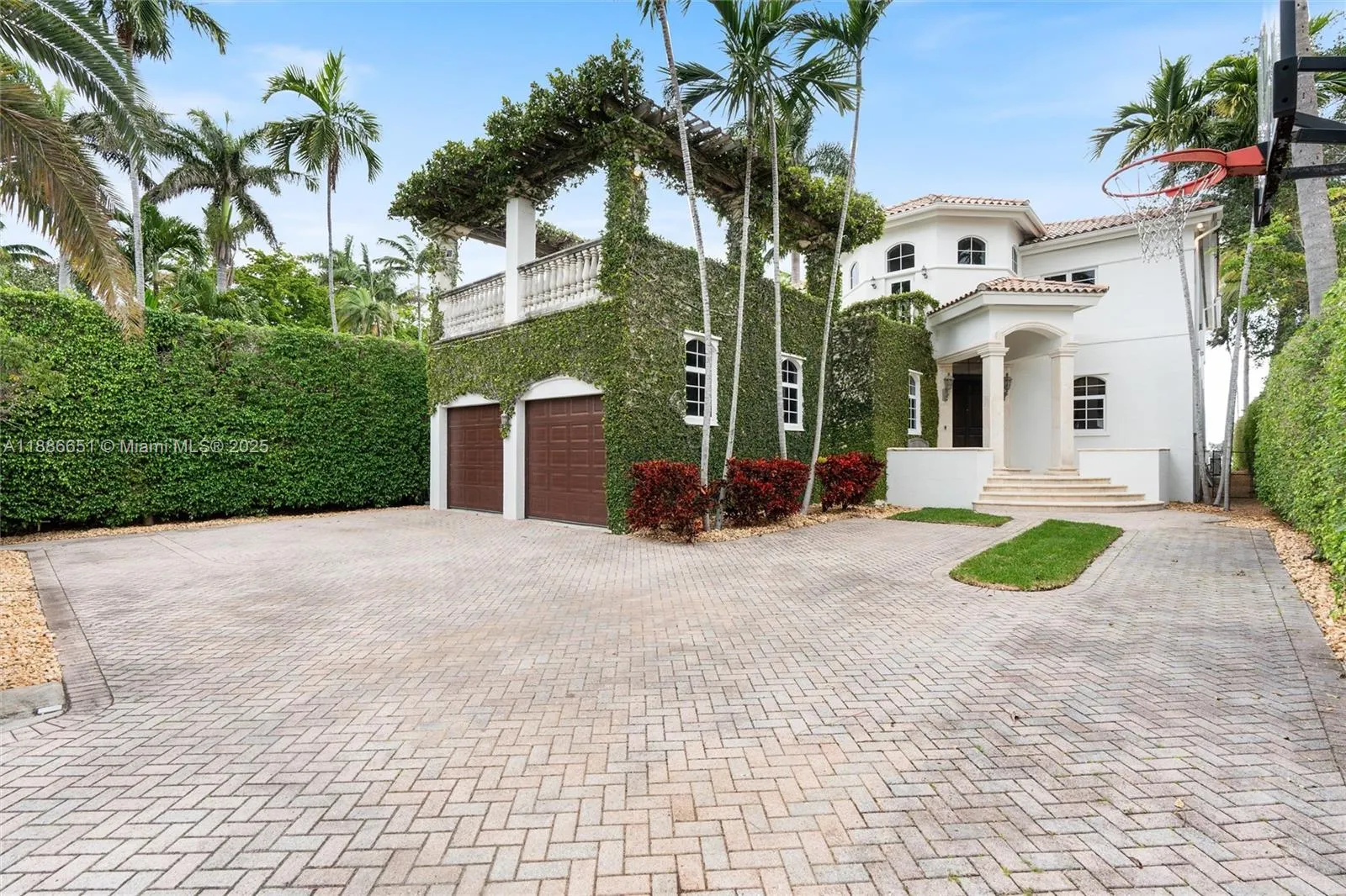 305 N Hibiscus Dr