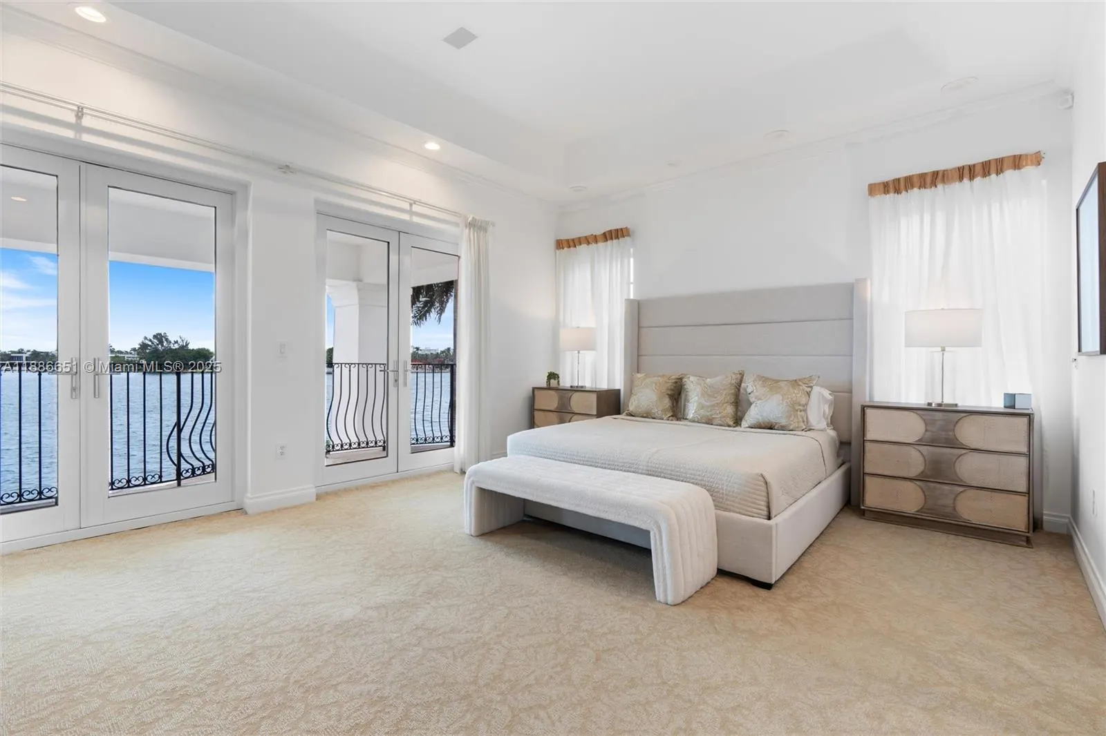 305 N Hibiscus Dr