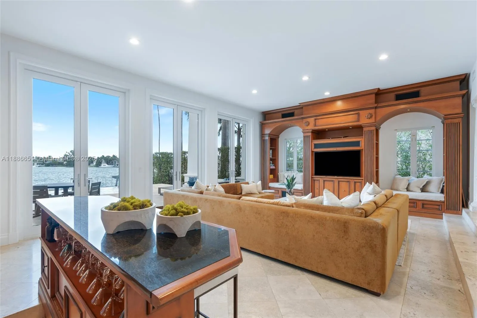 305 N Hibiscus Dr