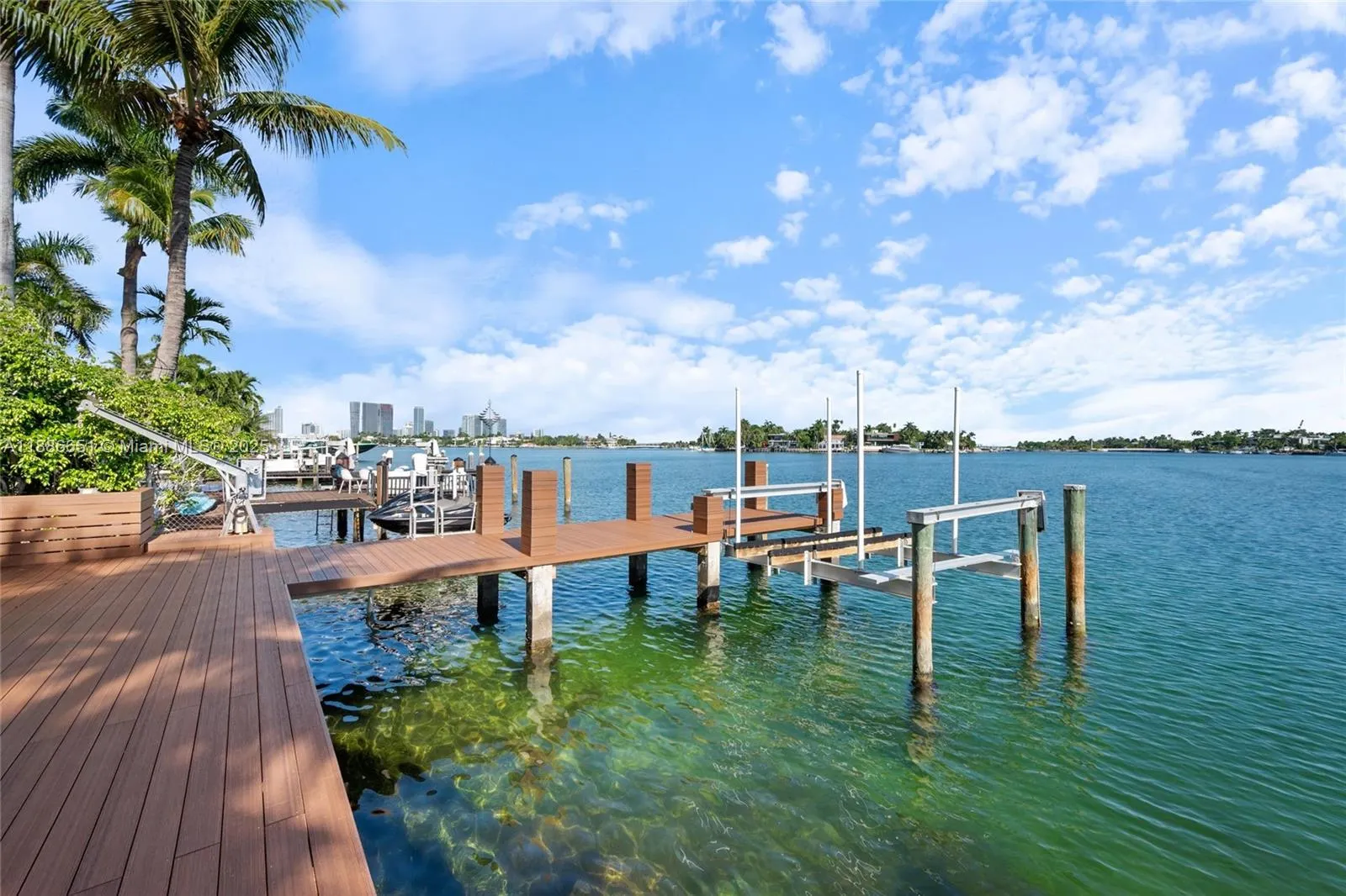 305 N Hibiscus Dr