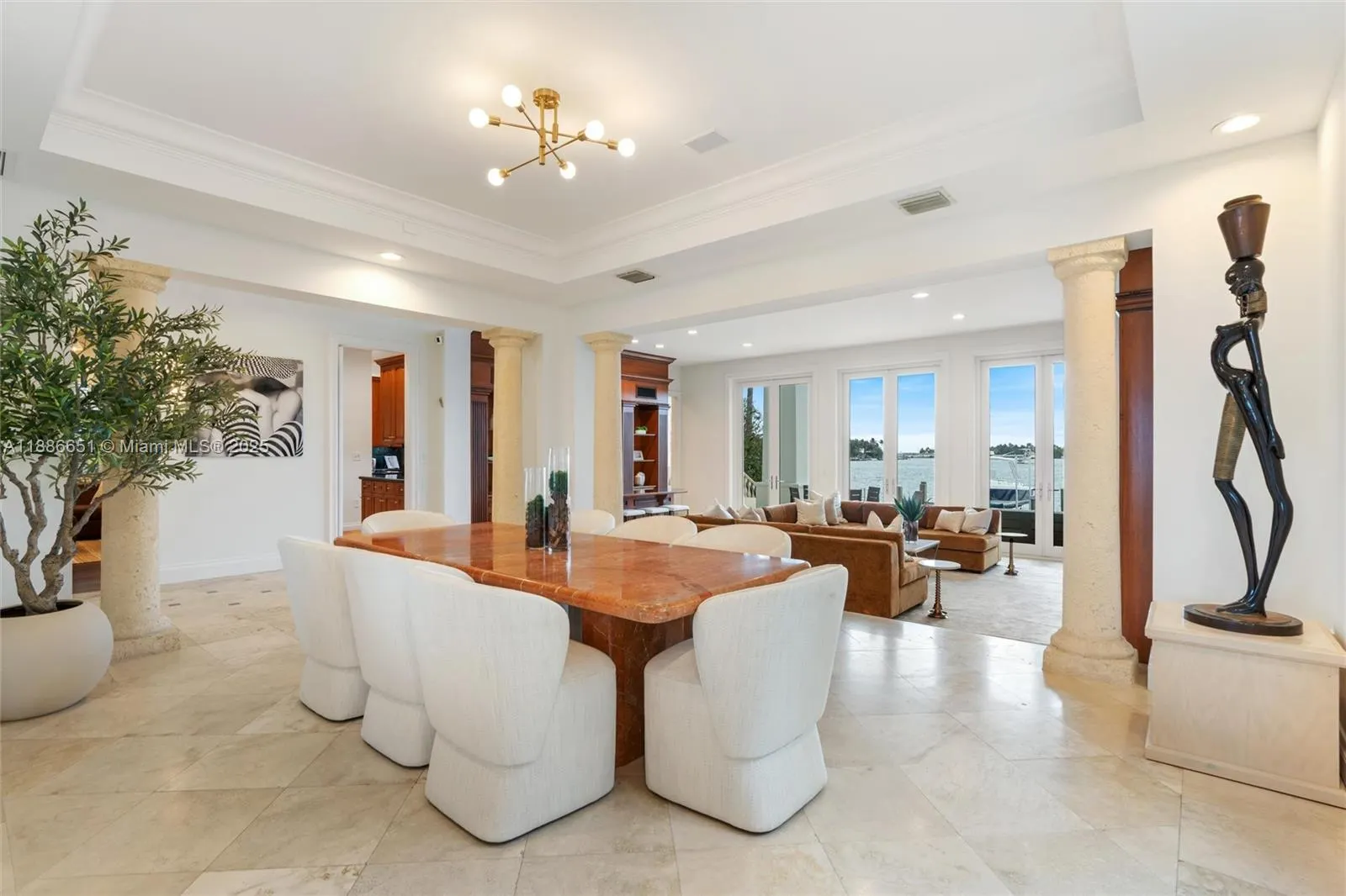 305 N Hibiscus Dr