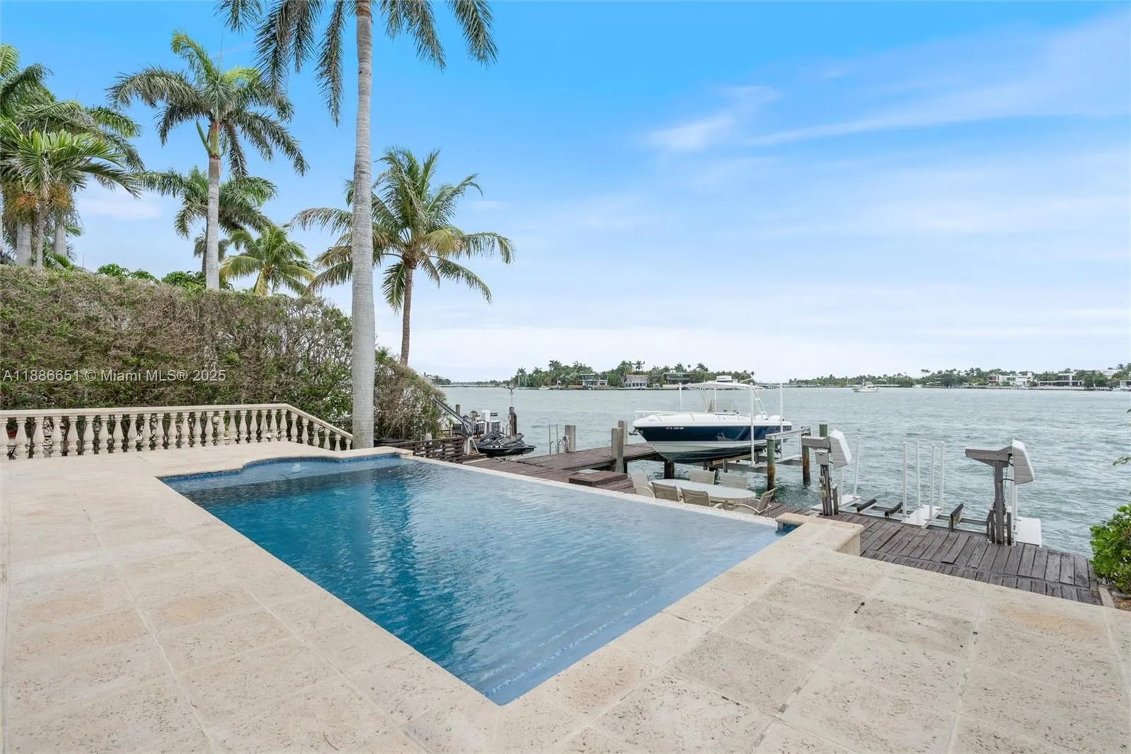 305 N Hibiscus Dr