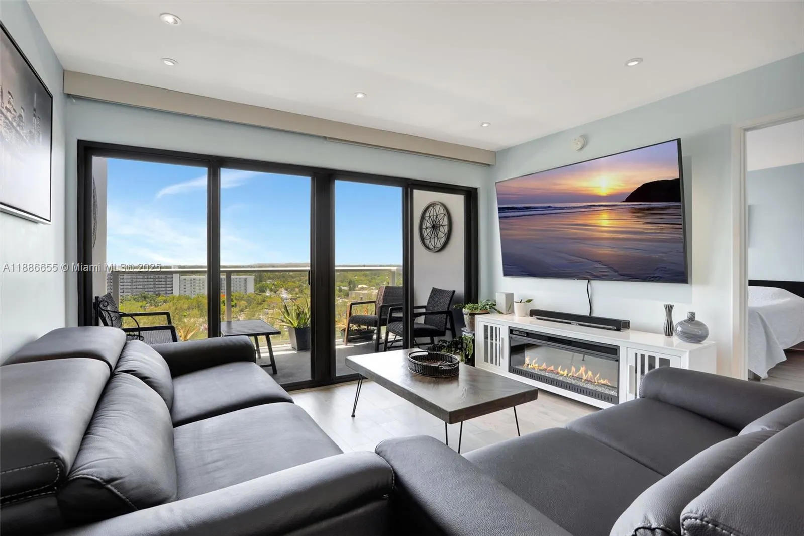 1401 N Riverside Dr, #1403