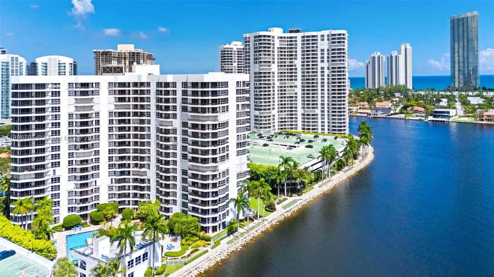 3600 Mystic Pointe Dr, #614