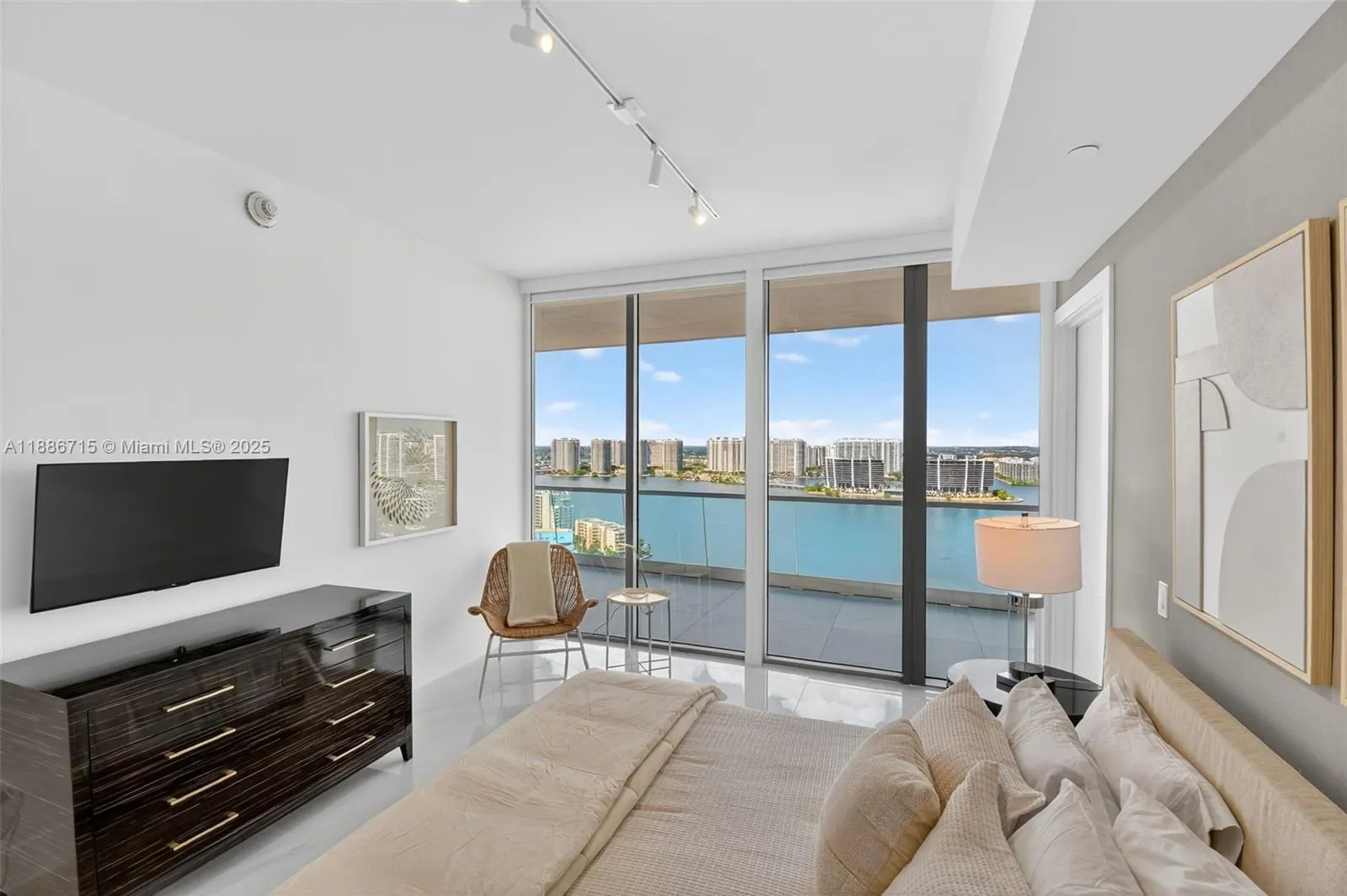 18501 Collins Ave, #2504