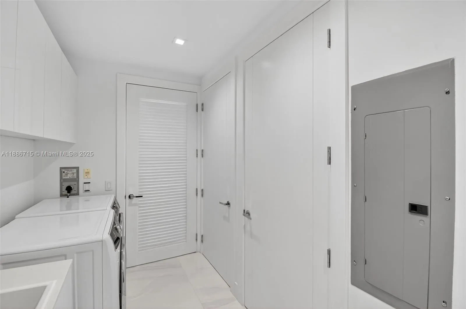 18501 Collins Ave, #2504