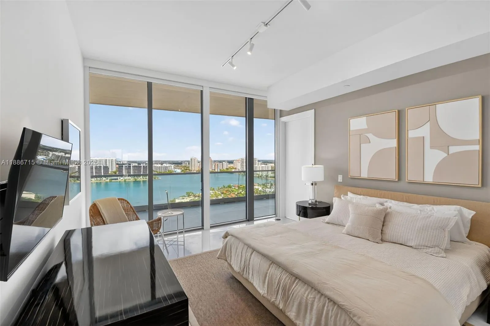 18501 Collins Ave, #2504