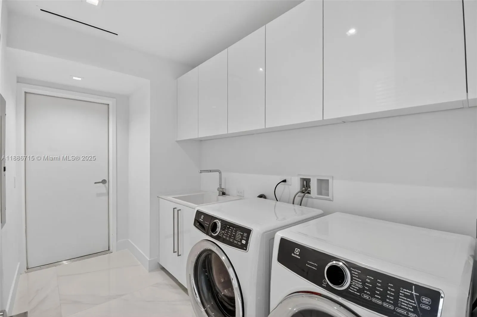 18501 Collins Ave, #2504