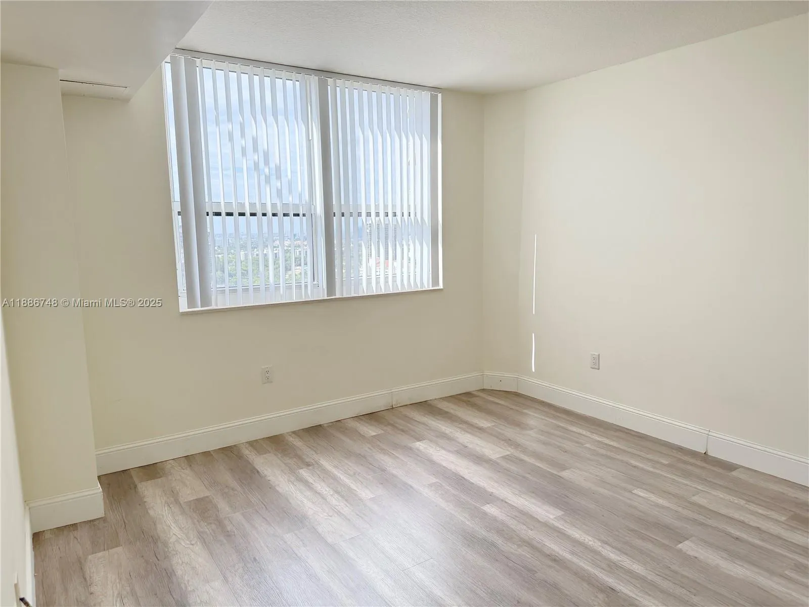 19501 W Country Club Dr, #2310