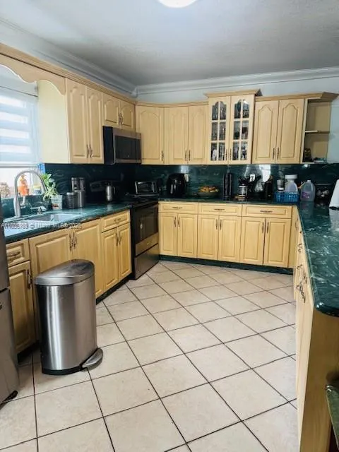 3915 NW 4th Ter