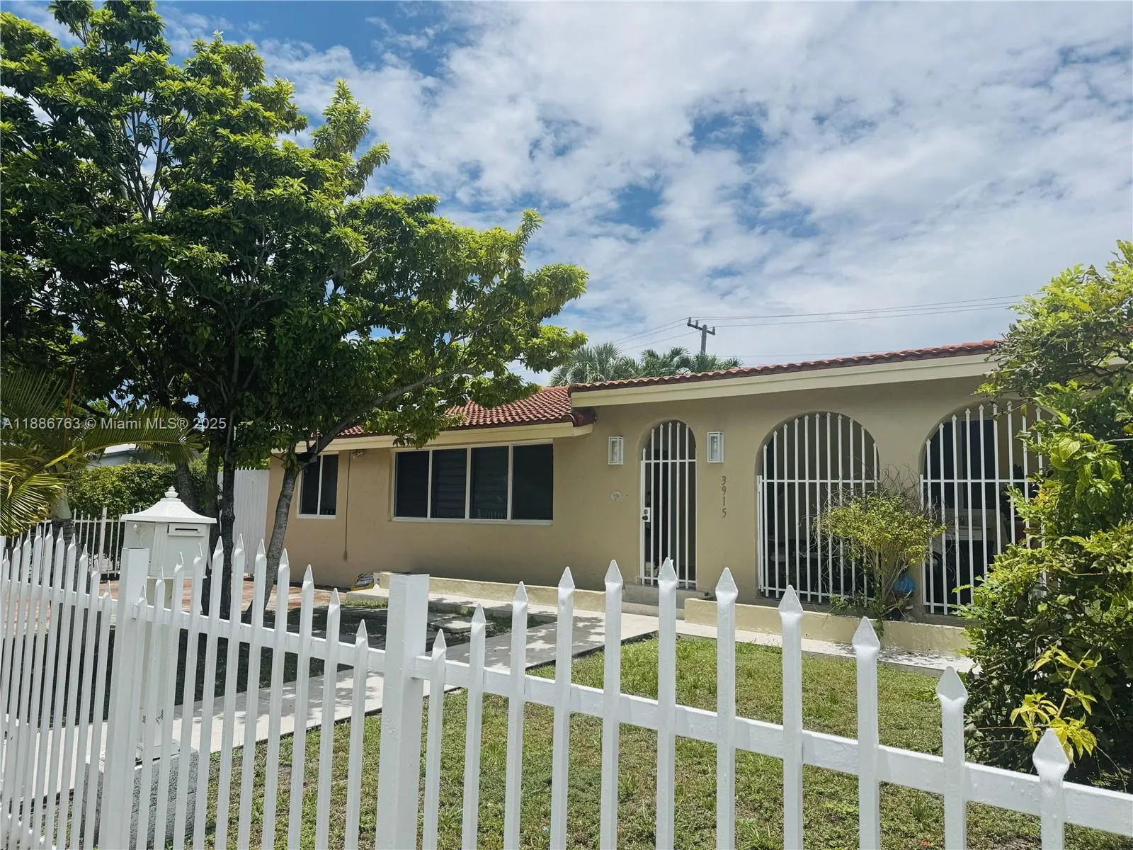 3915 NW 4th Ter