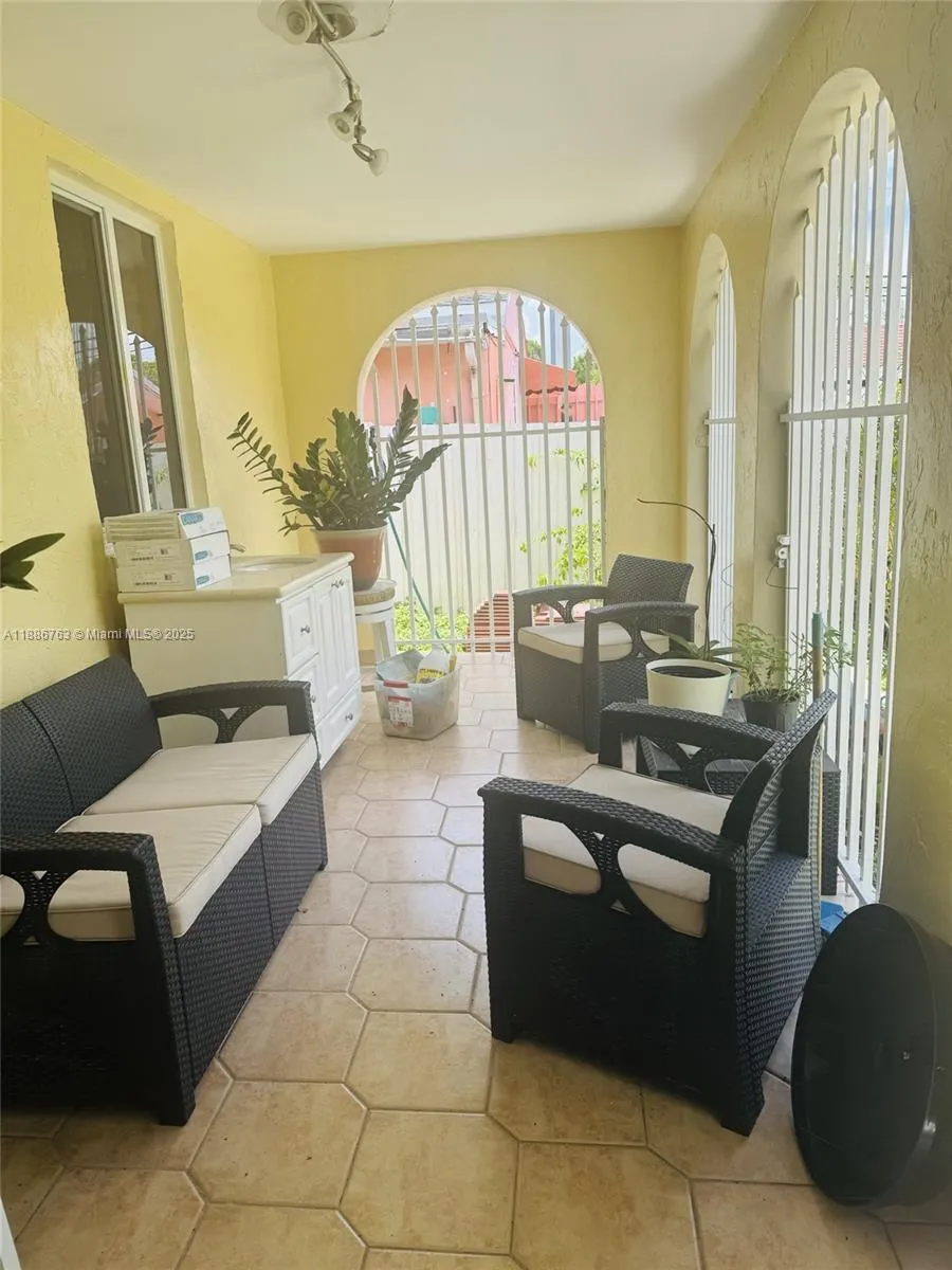 3915 NW 4th Ter
