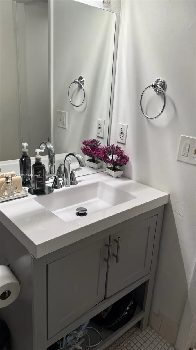 1101 River Reach Dr, #511