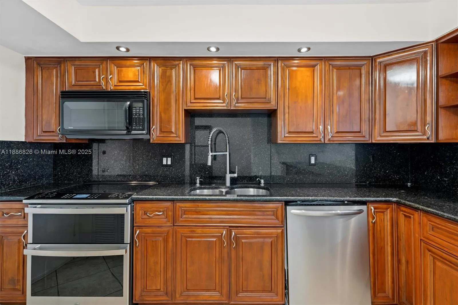 200 Diplomat Pkwy, #825
