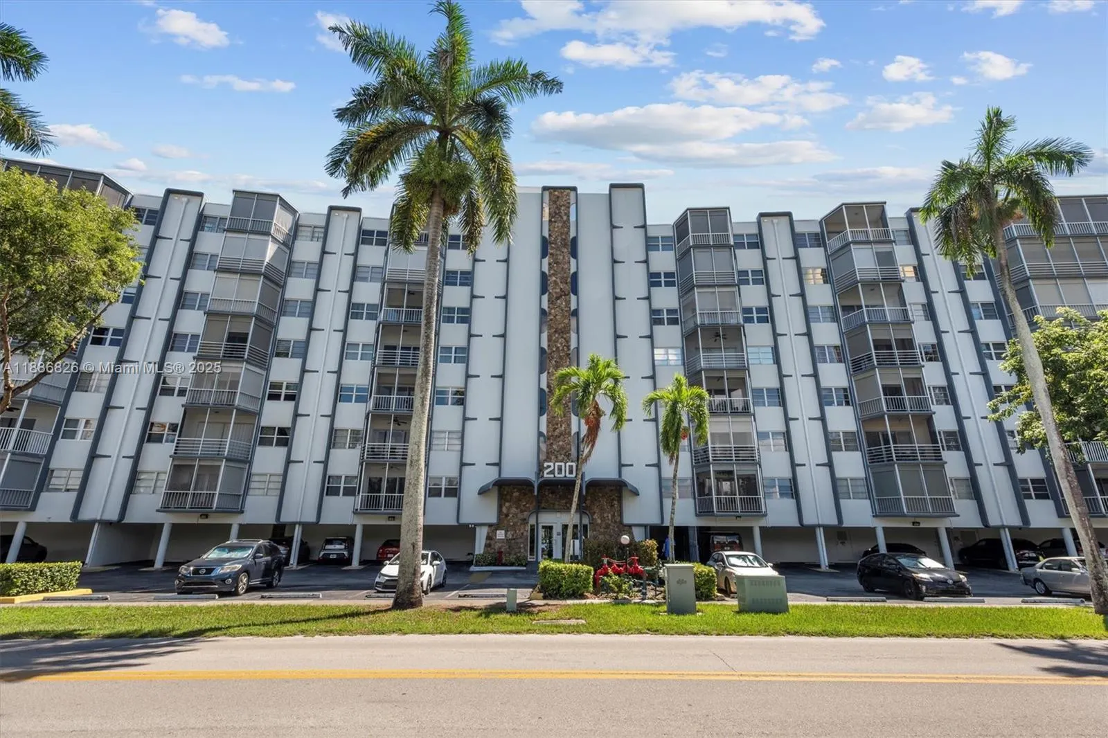 200 Diplomat Pkwy, #825