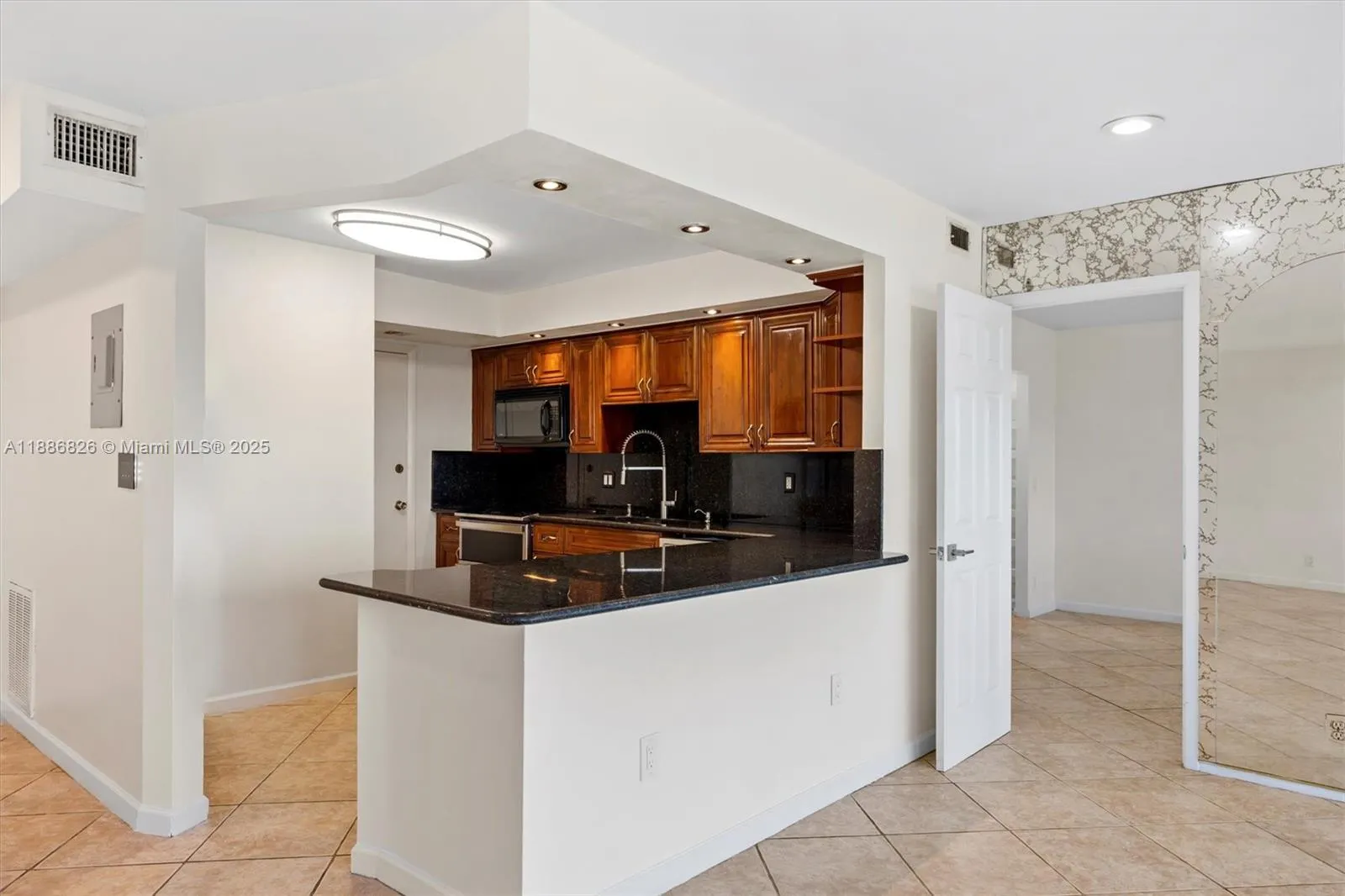 200 Diplomat Pkwy, #825