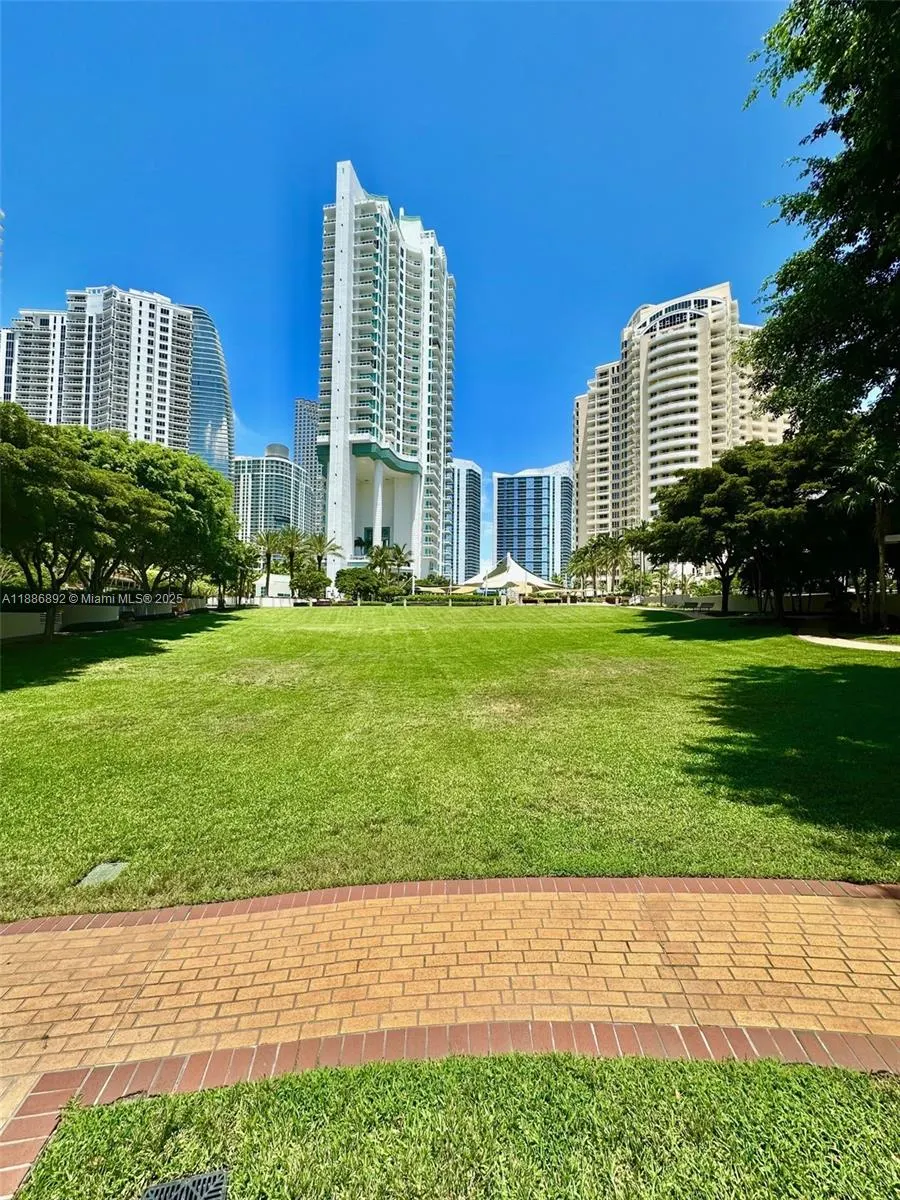 808 Brickell Key Dr, #3304