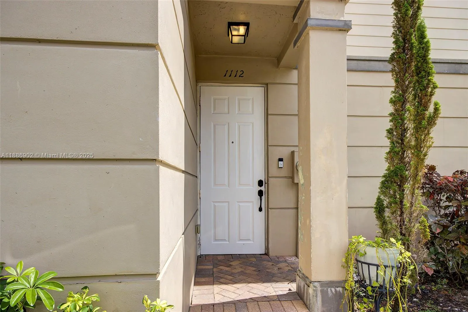 1112 Lucaya Dr