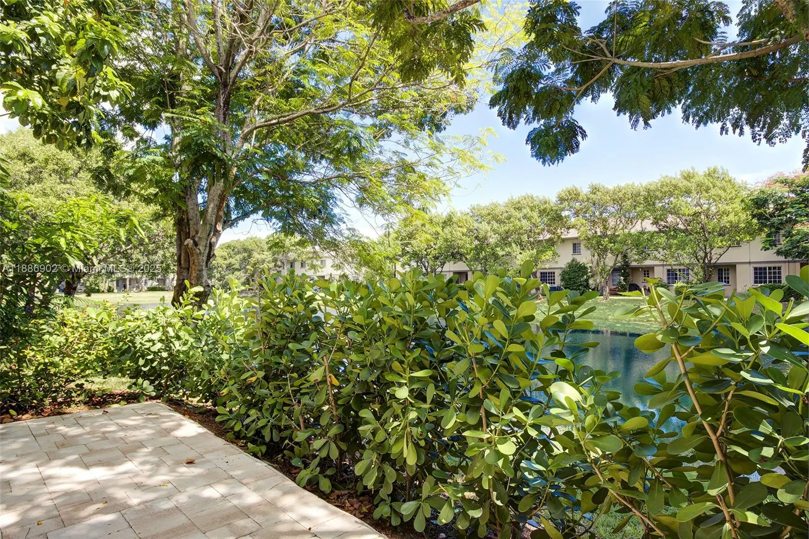 1112 Lucaya Dr
