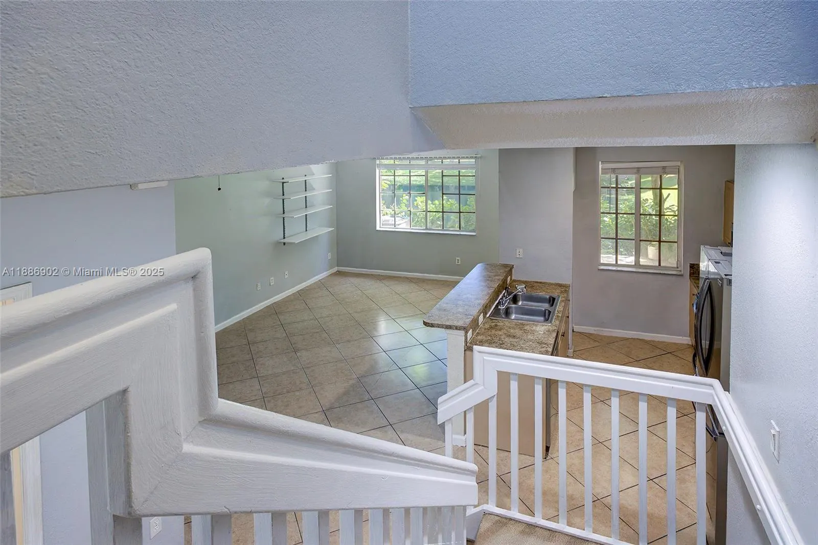 1112 Lucaya Dr