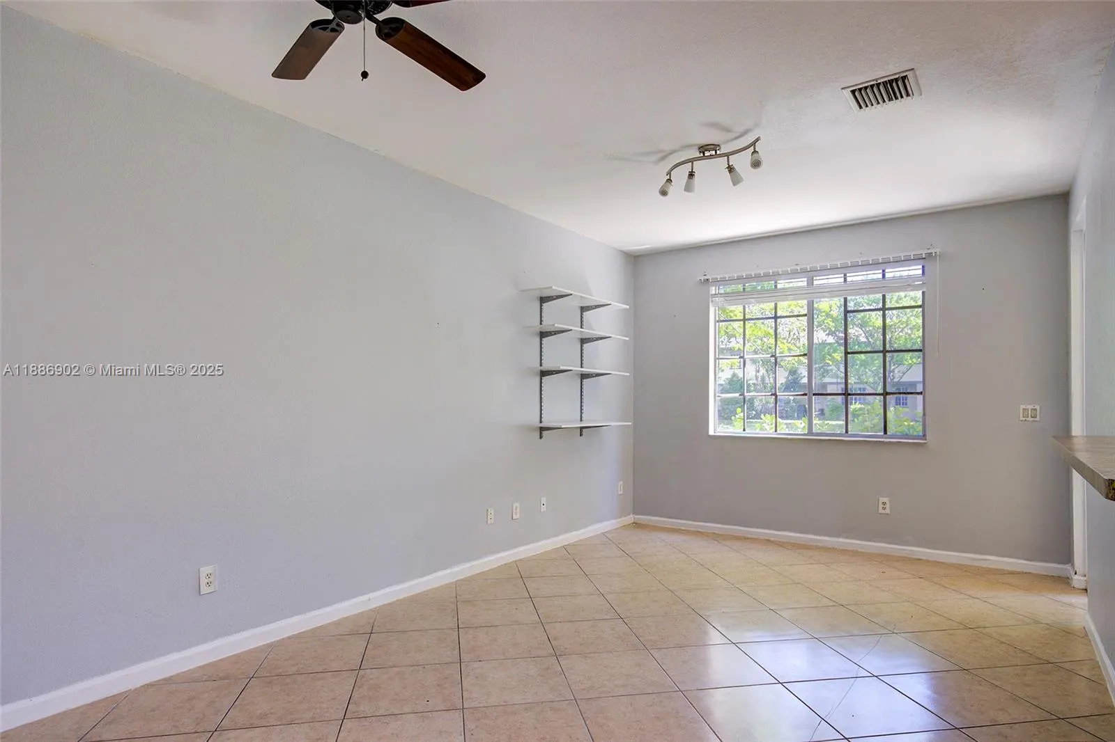 1112 Lucaya Dr