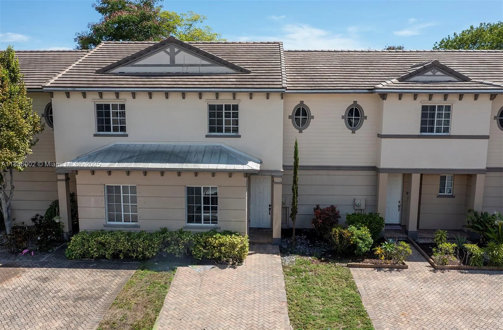 1112 Lucaya Dr