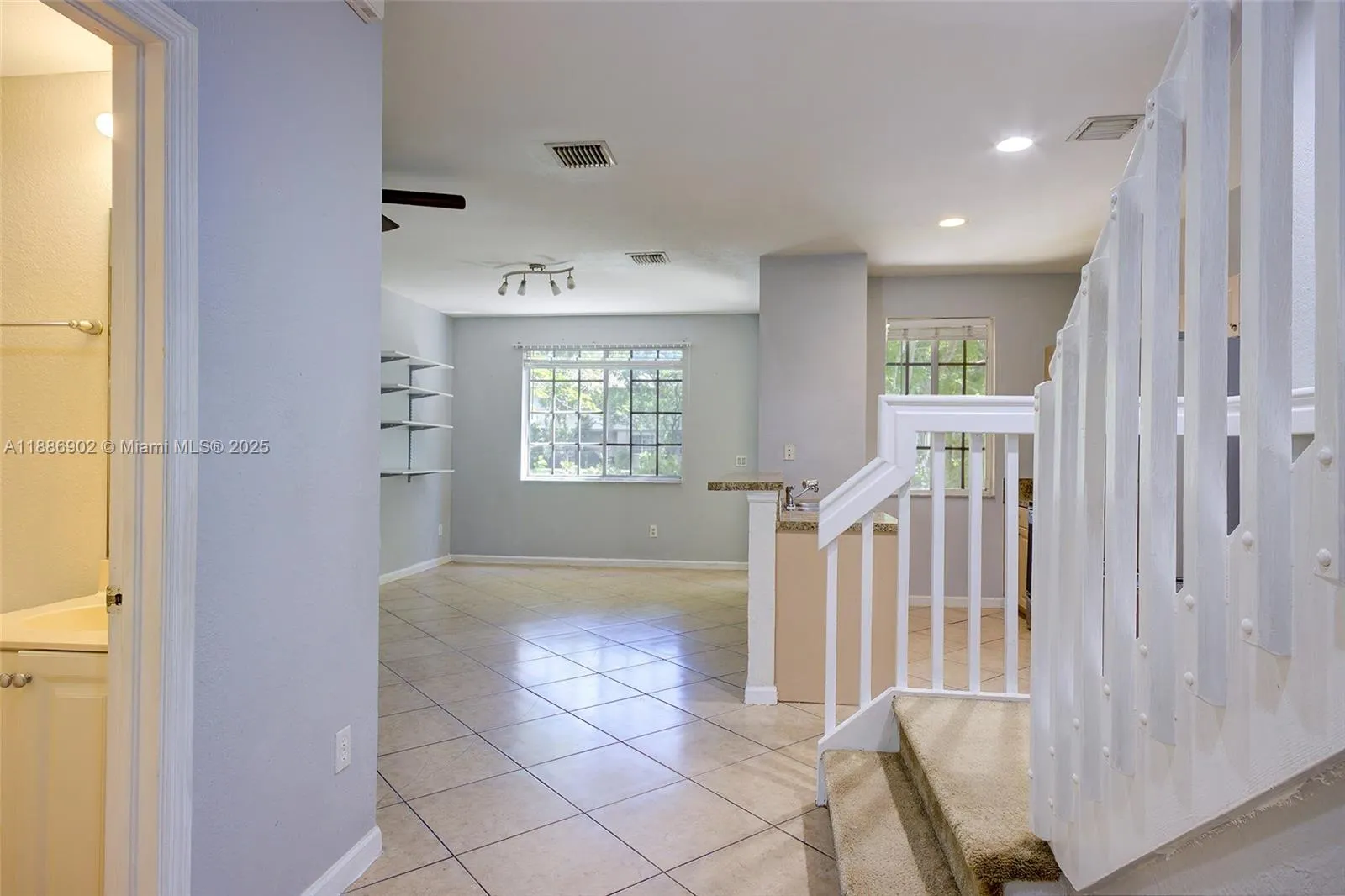 1112 Lucaya Dr