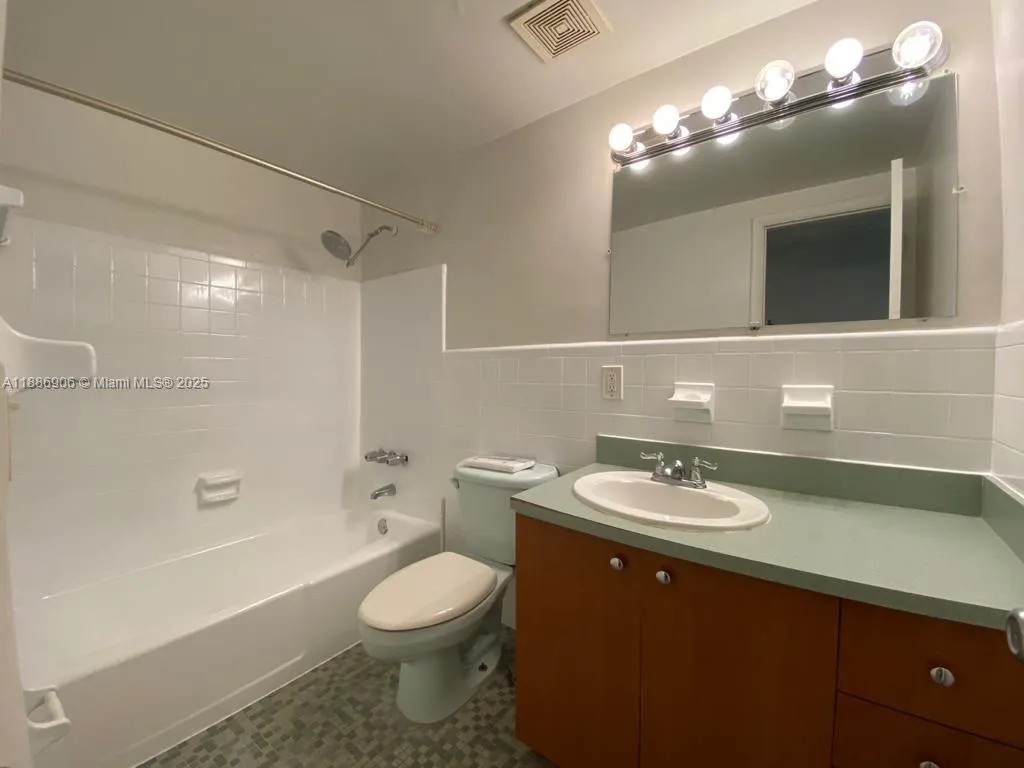 318 MAJORCA AVE, #203