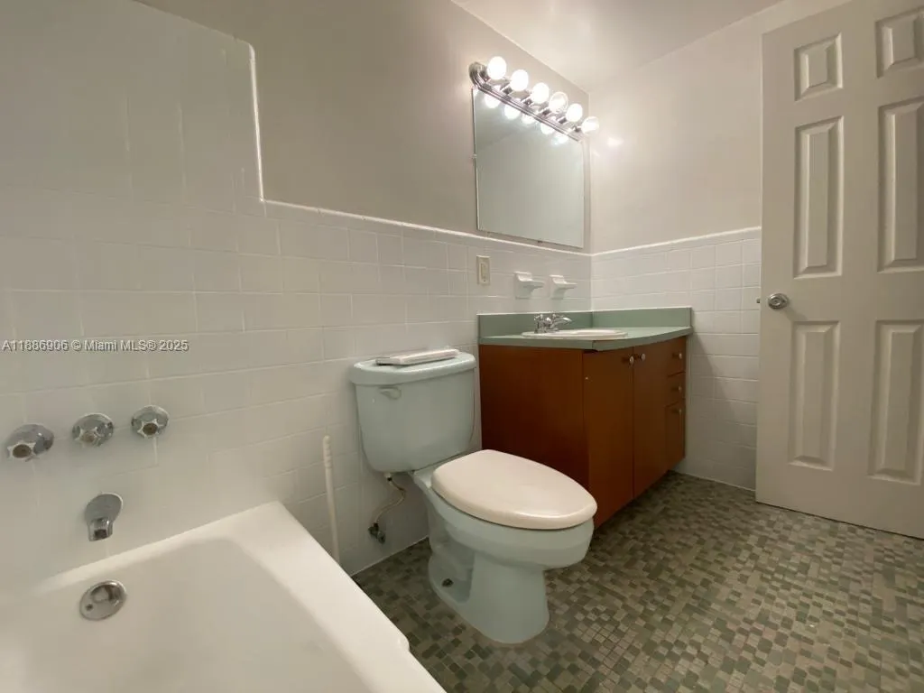 318 MAJORCA AVE, #203