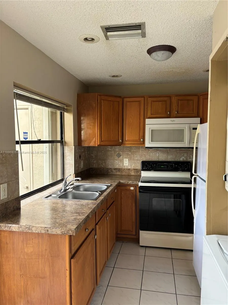 6547 NW 170th Ter