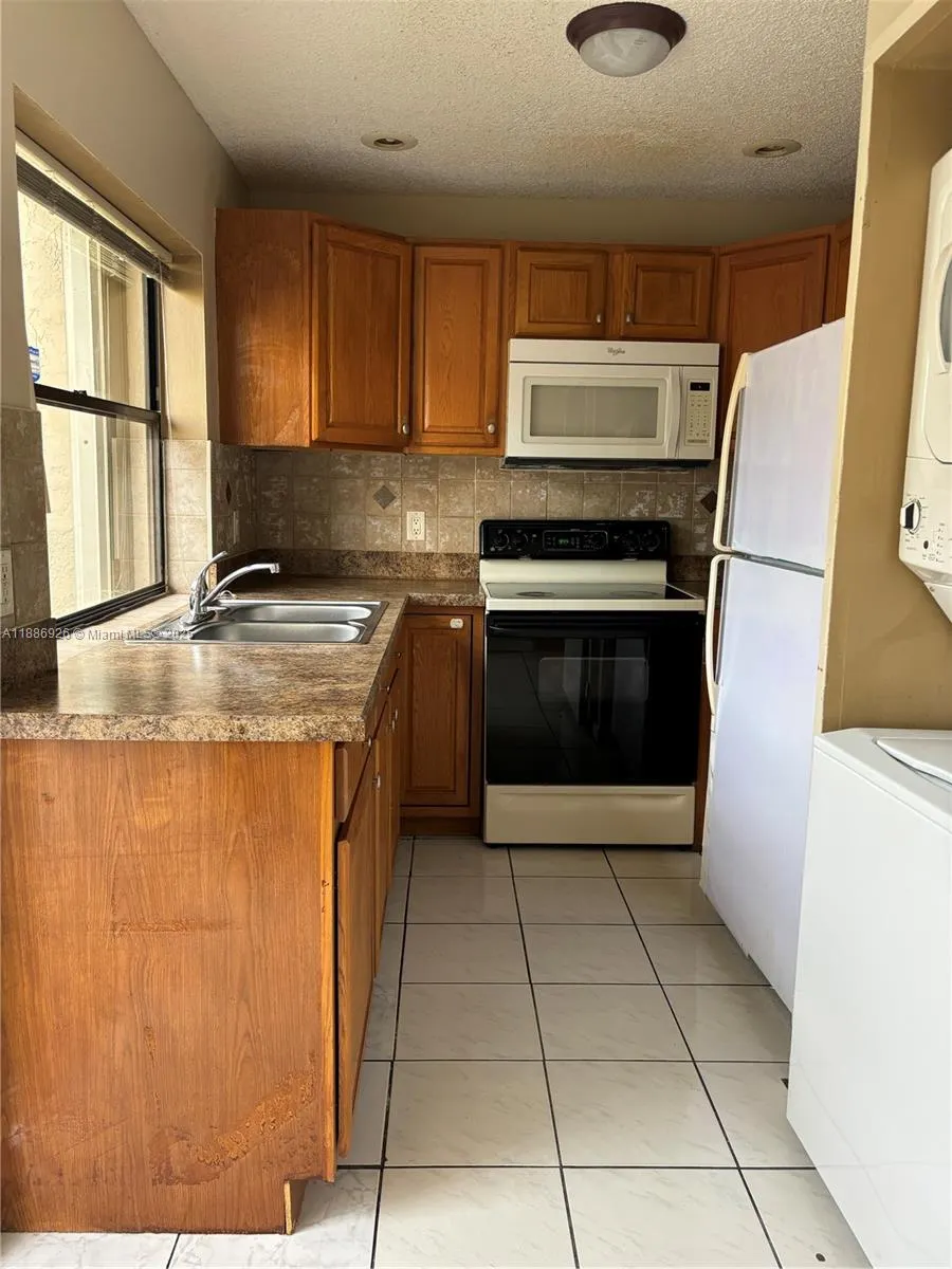 6547 NW 170th Ter