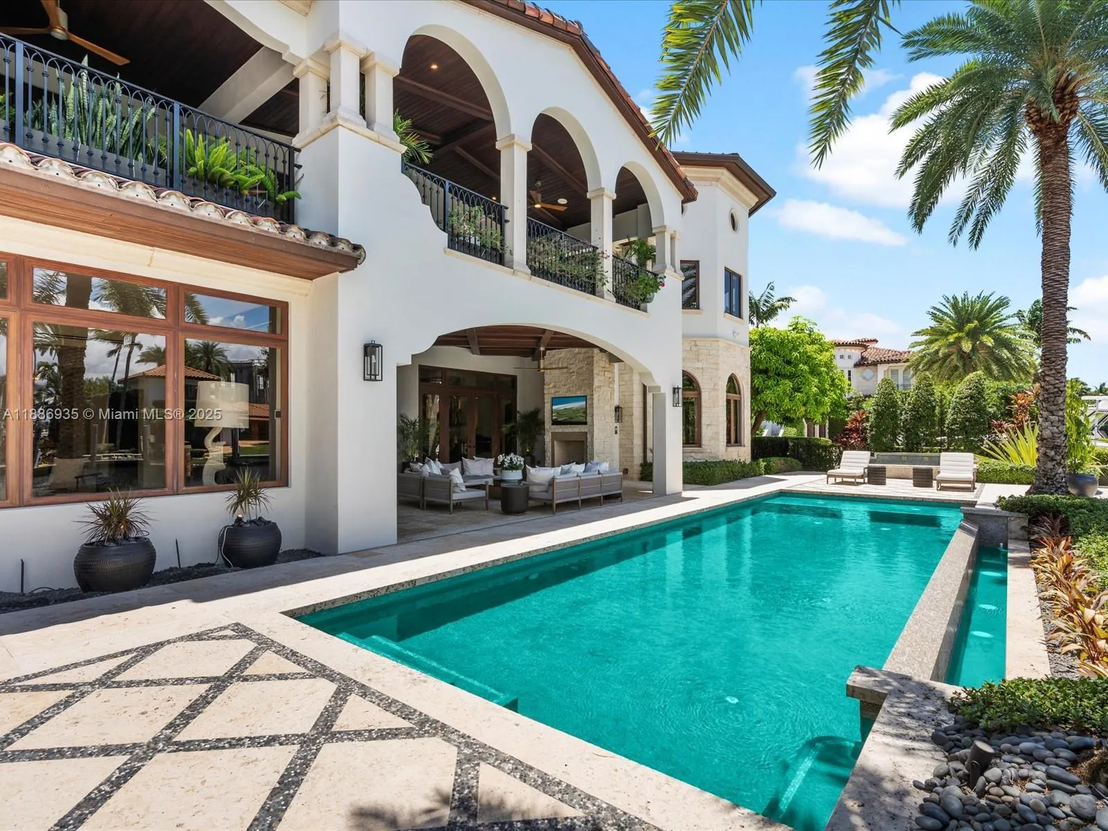 821 Solar Isle Dr
