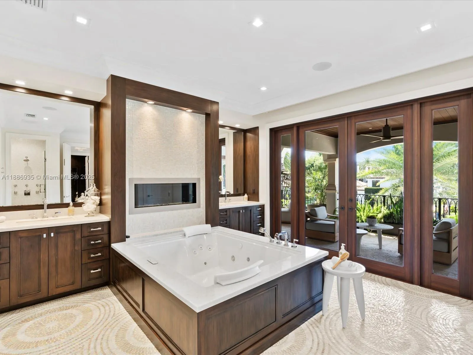 821 Solar Isle Dr