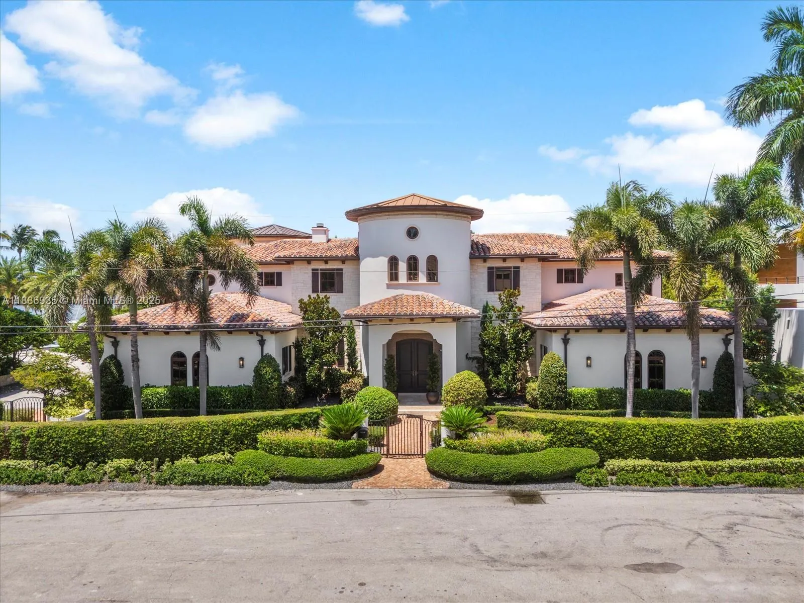 821 Solar Isle Dr