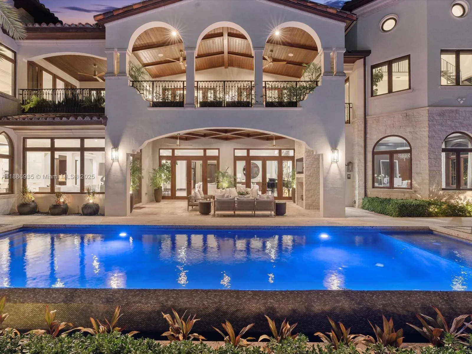 821 Solar Isle Dr