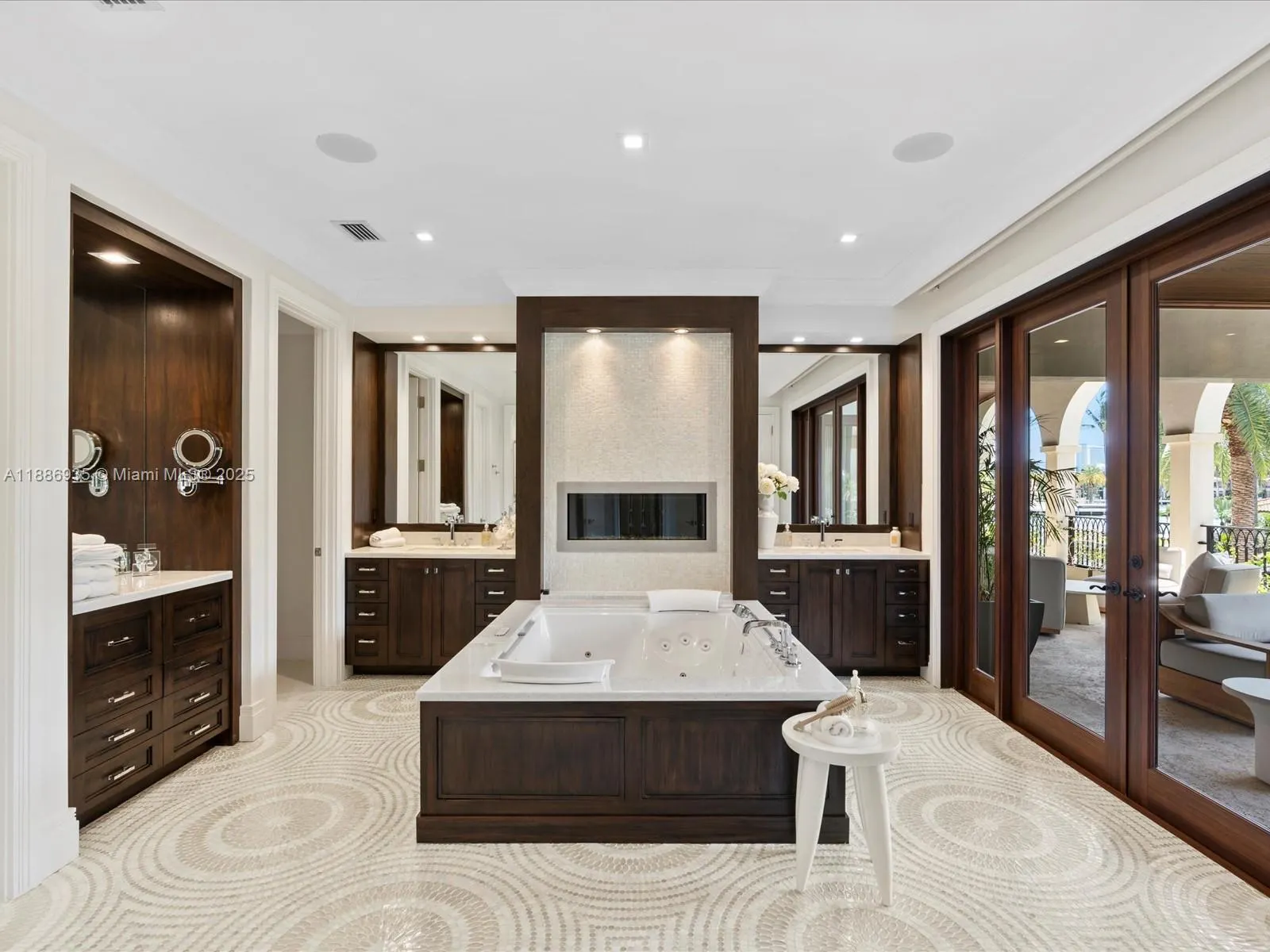 821 Solar Isle Dr