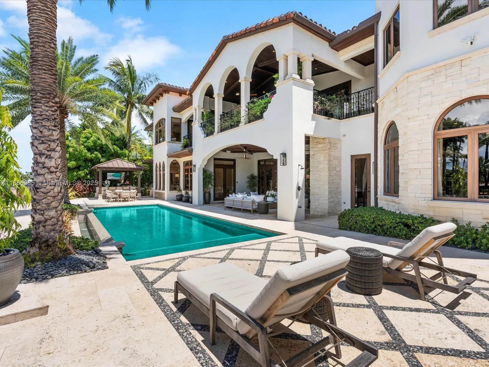 821 Solar Isle Dr