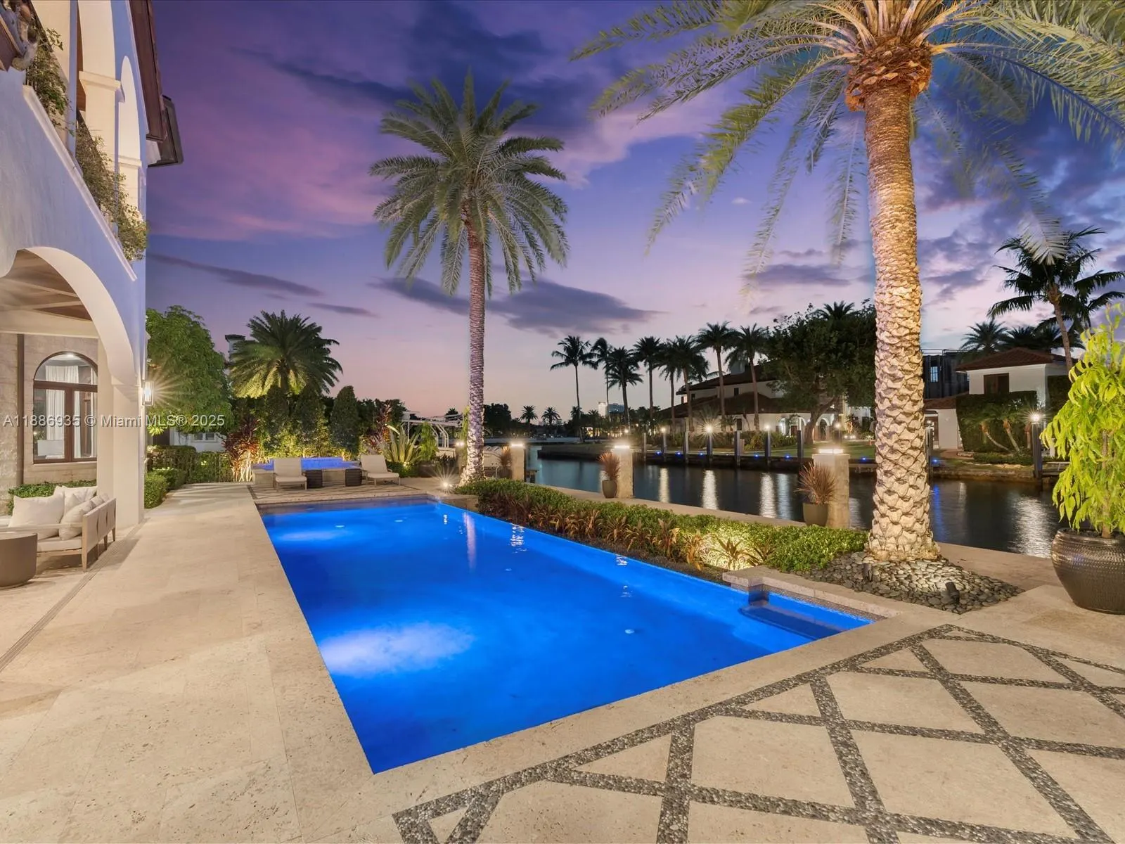 821 Solar Isle Dr