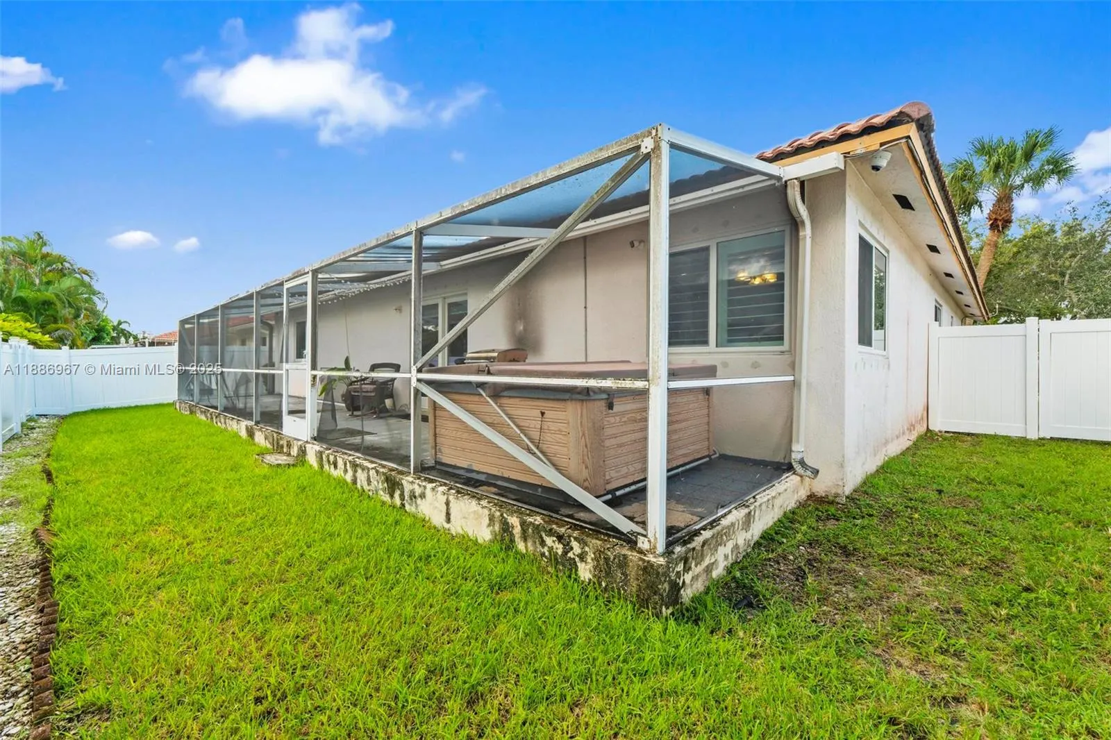 16898 Crestview Ln